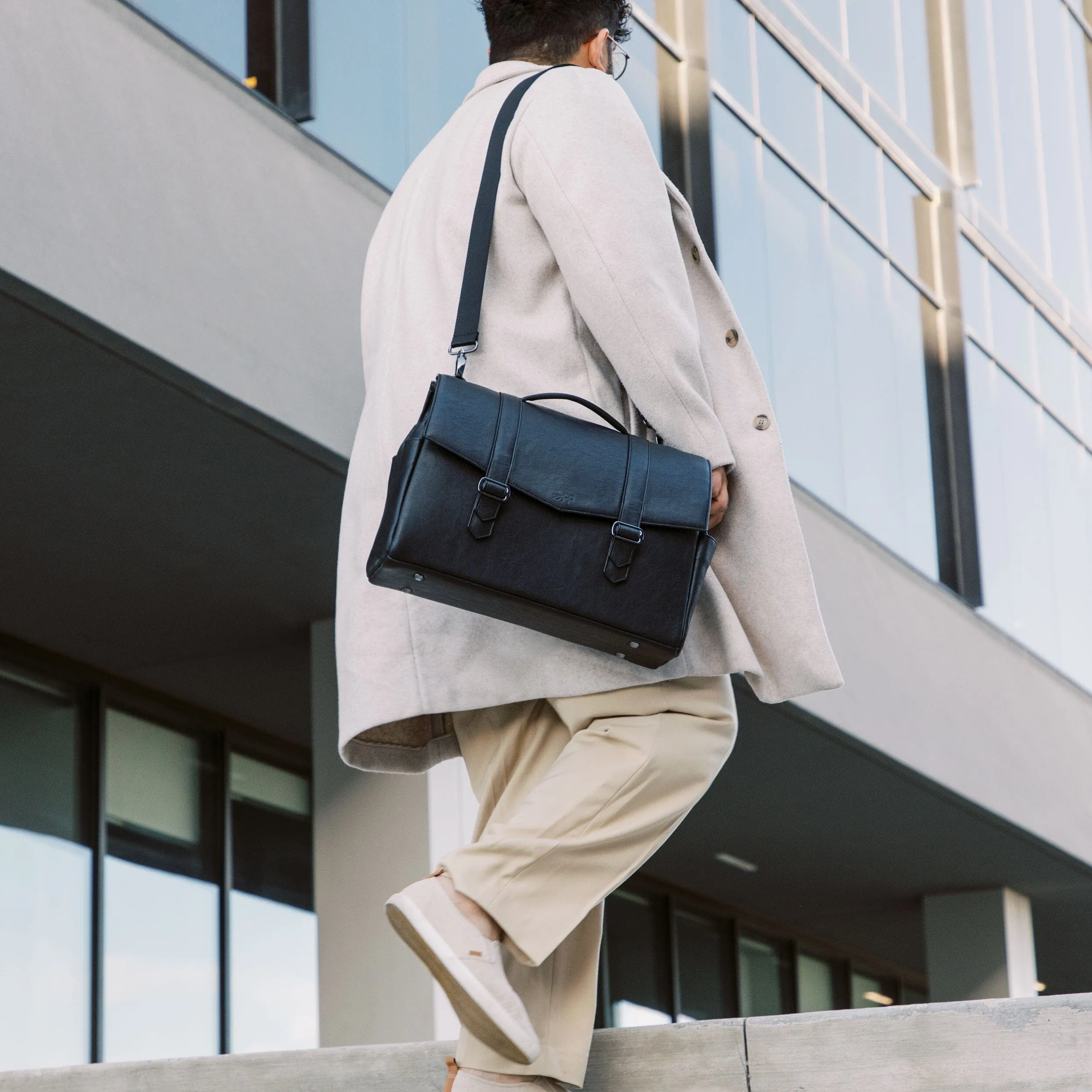 Onyx Cambridge Messenger Bag